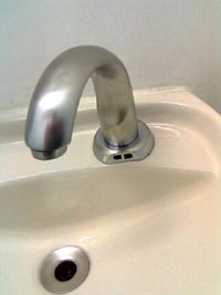 Sensor para um lado, saäa de água para o outro